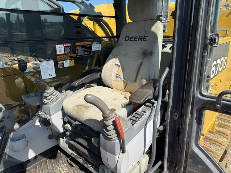 2020-deere-670g-lc-image-24