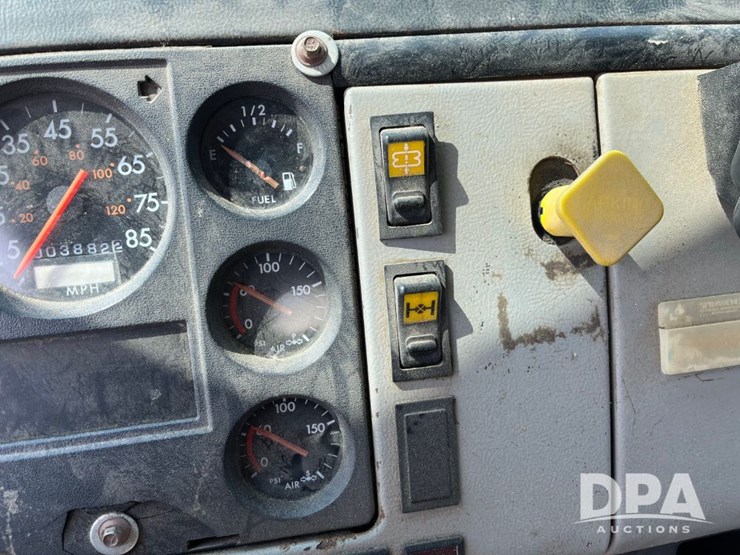 2000-freightliner-fl70-image-55