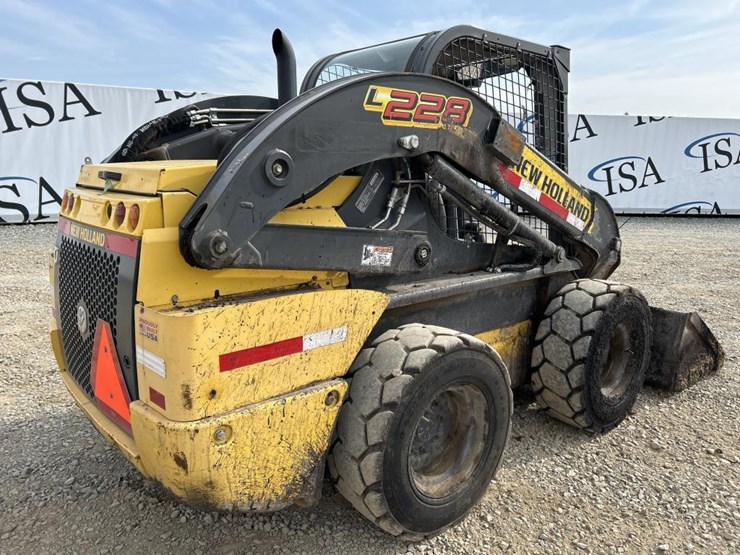 2020-new-holland-l228-image-5
