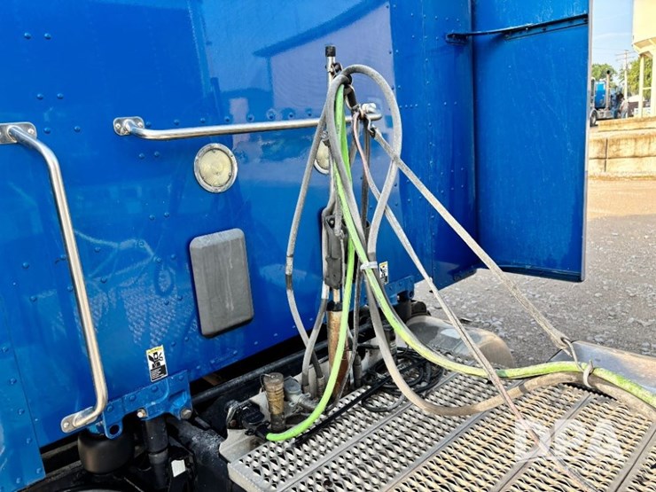 2015-peterbilt-579-image-32