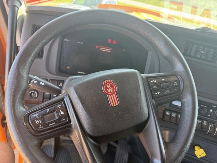 2023-kenworth-w990-image-13