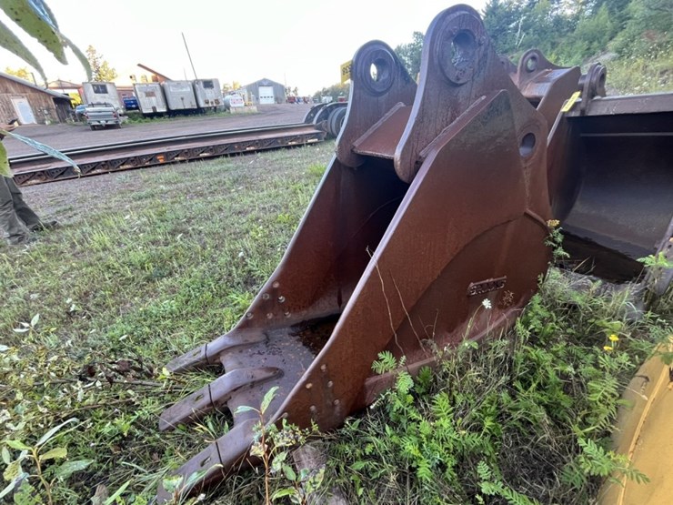 #2538-•-approx-28“-excavator-bucket-image-4