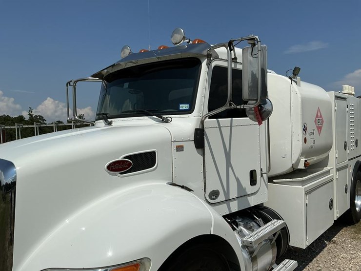 2020-peterbilt-337-image-43