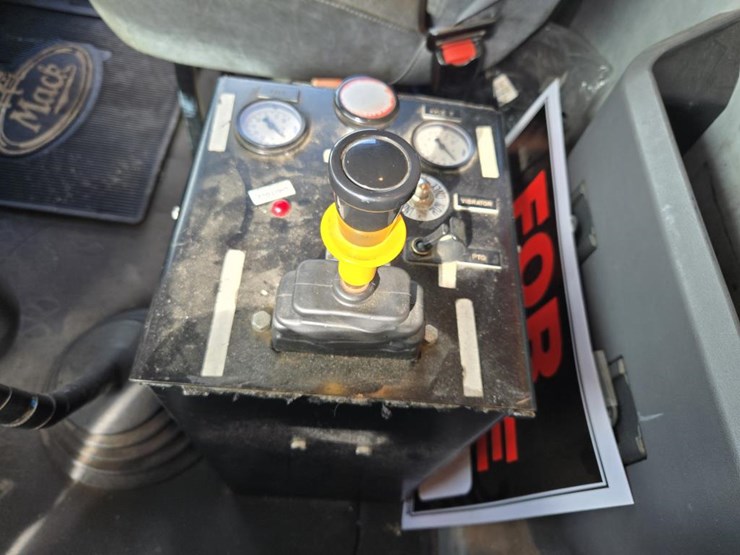 2015-mack-granite-gu813-image-92
