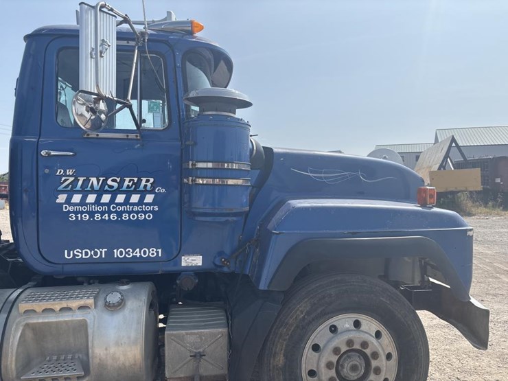 #1314-•-mack-day-cab-truck-tractor-image-11