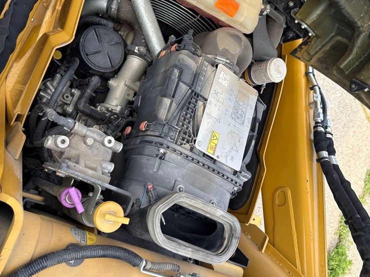 2019-caterpillar-440-image-18