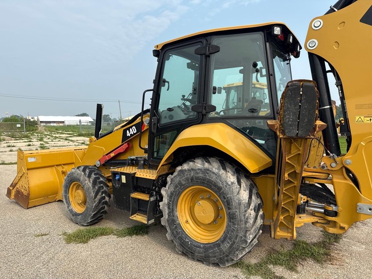 2019-caterpillar-440-image-3