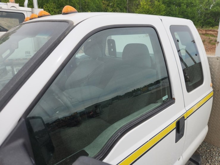 2011-ford-f550-image-19