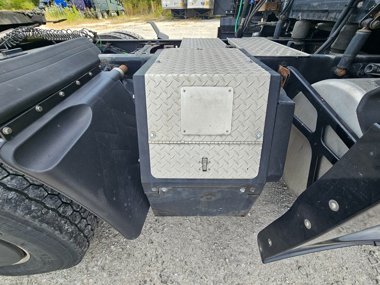 2018-freightliner-cascadia-126-image-96