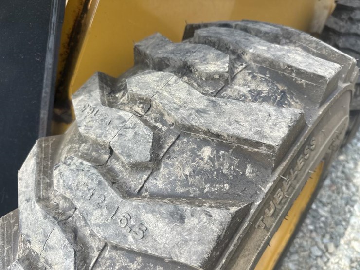 2014-deere-326e-image-56