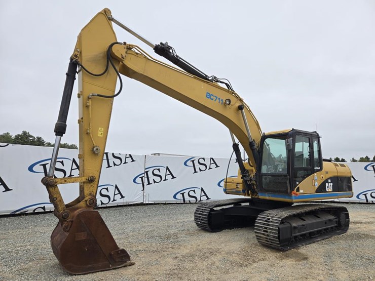 2011-caterpillar-320d-image-1