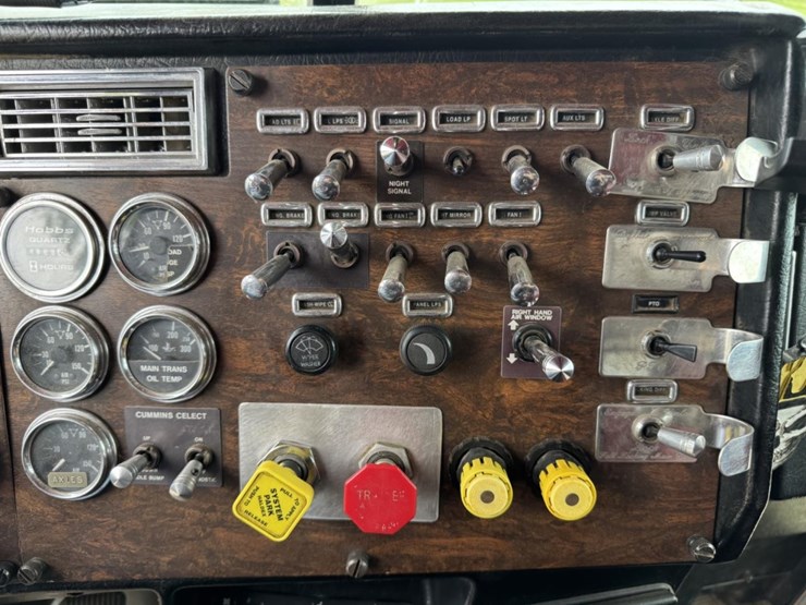 1995-peterbilt-359-image-50