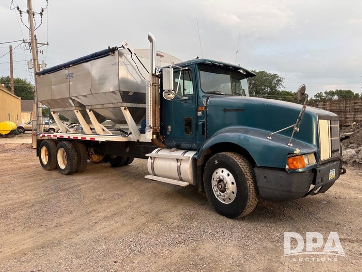 1995-ihc-9400-dry-tender-truck-(pz13881)-image-1
