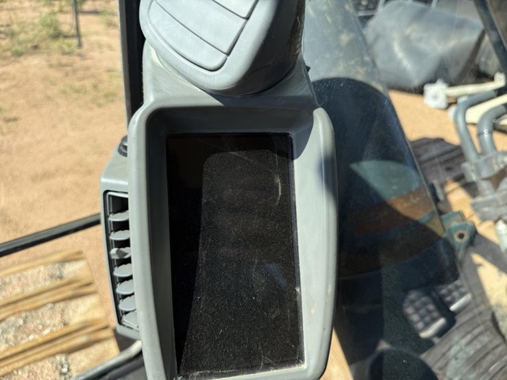 2020-deere-670g-lc-image-29