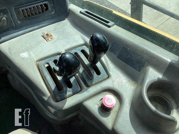 2010-caterpillar-740-image-11