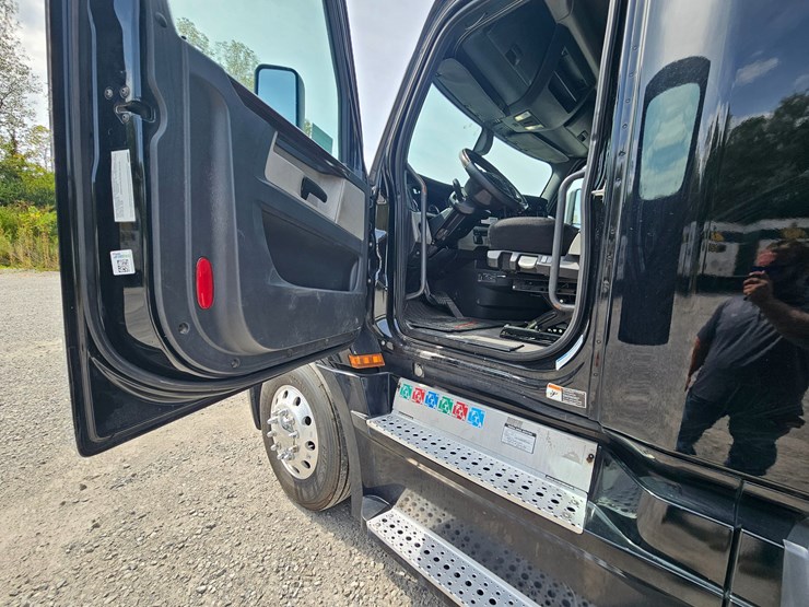 2018-freightliner-cascadia-126-image-51