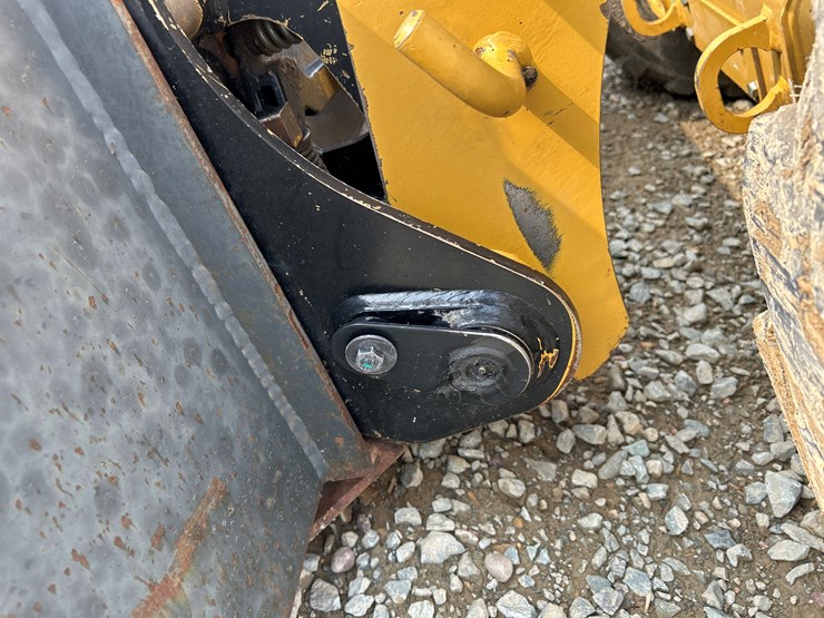 2021-caterpillar-236d3-image-17