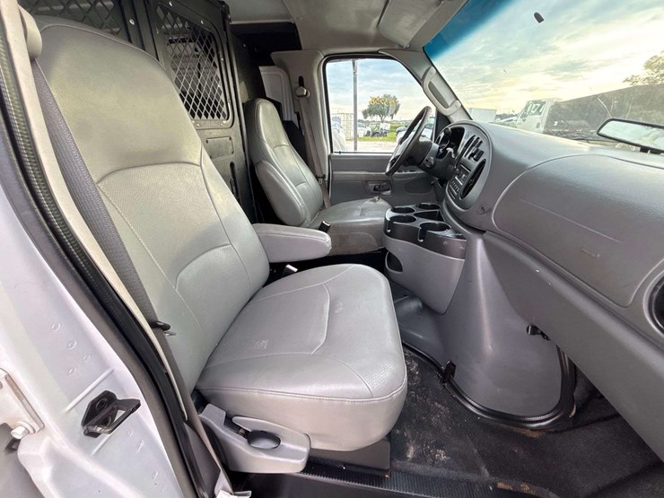 2008-ford-cargo-image-27
