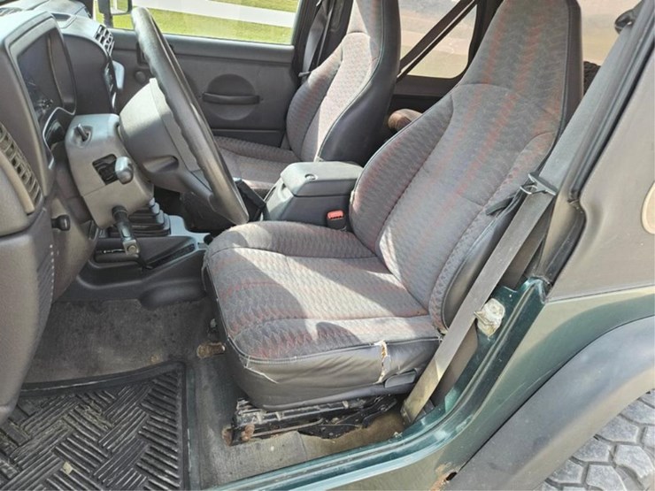 1999-jeep-wrangler-image-32