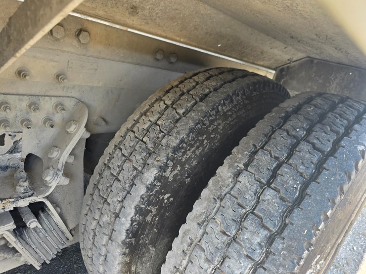 2014-peterbilt-365-image-93