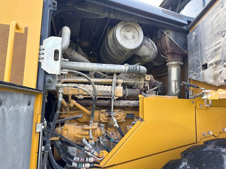 2019-deere-744l-image-11