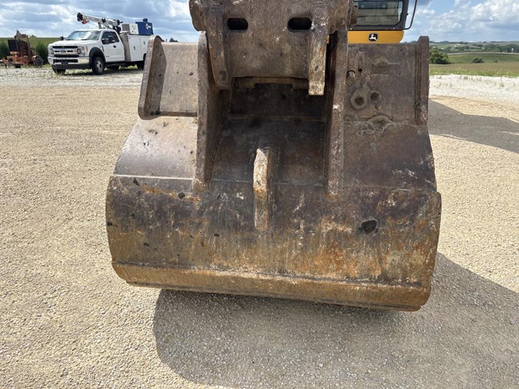 2014-deere-380g-lc-image-52