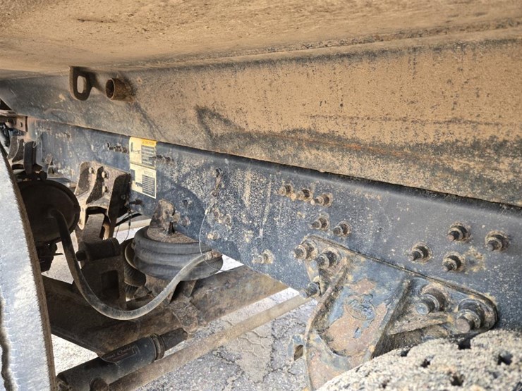 2015-mack-granite-gu813-image-46