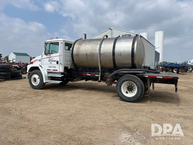 2000-freightliner-fl70-image-13