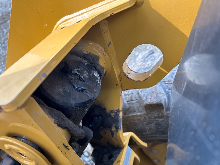 2021-caterpillar-236d3-image-13