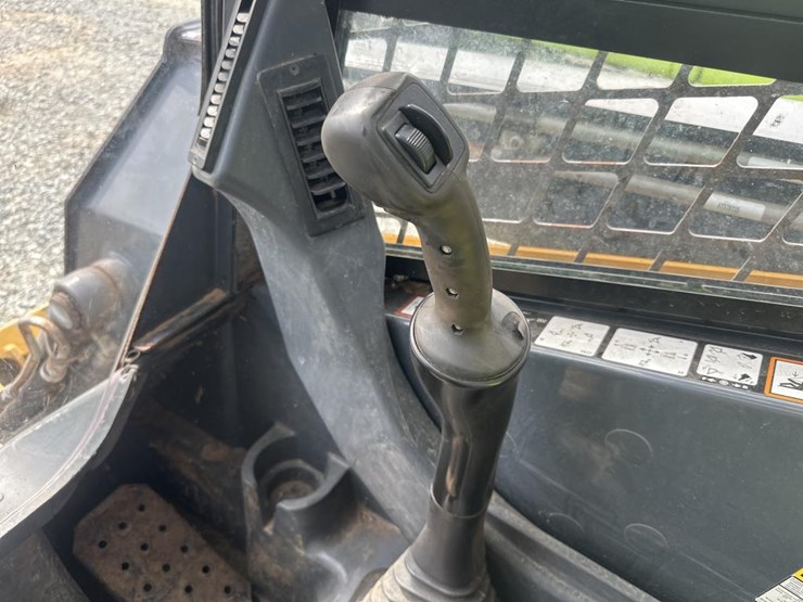 2014-deere-326e-image-38