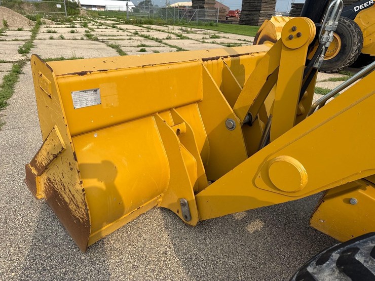 2019-caterpillar-440-image-14