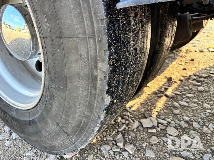 2019-peterbilt-567-image-45