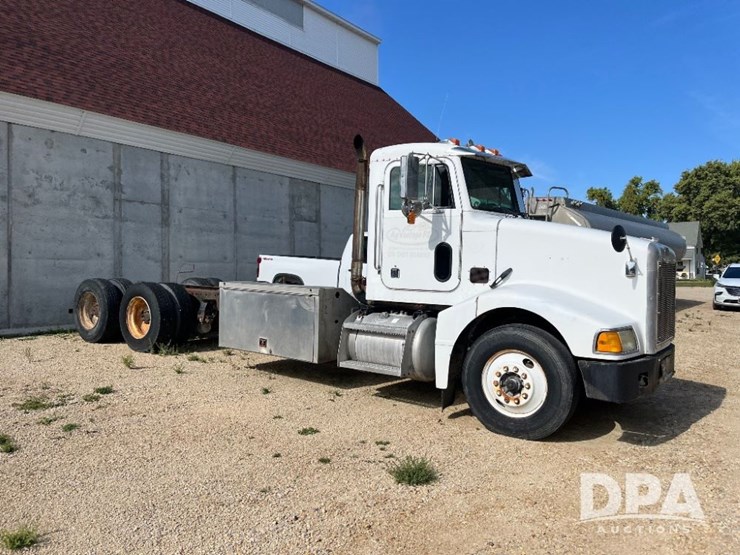 2000-peterbilt-385-image-4