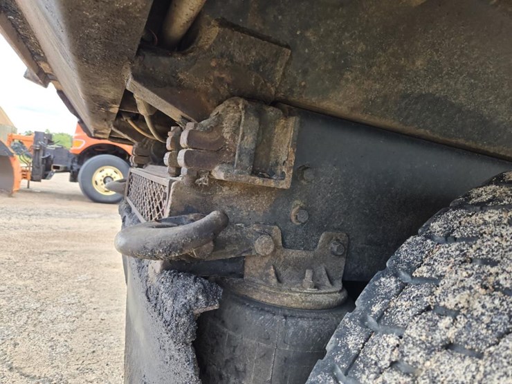 2015-mack-granite-gu813-image-49