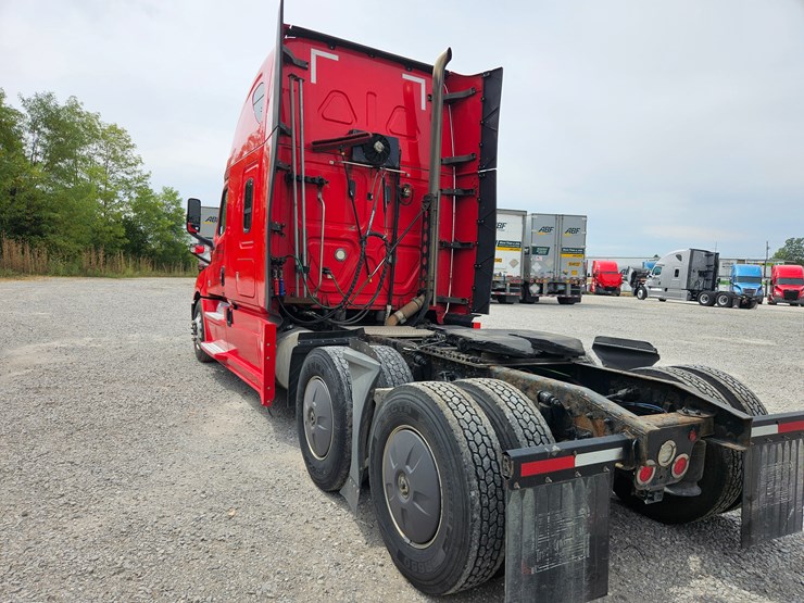 2019-freightliner-cascadia-126-image-12