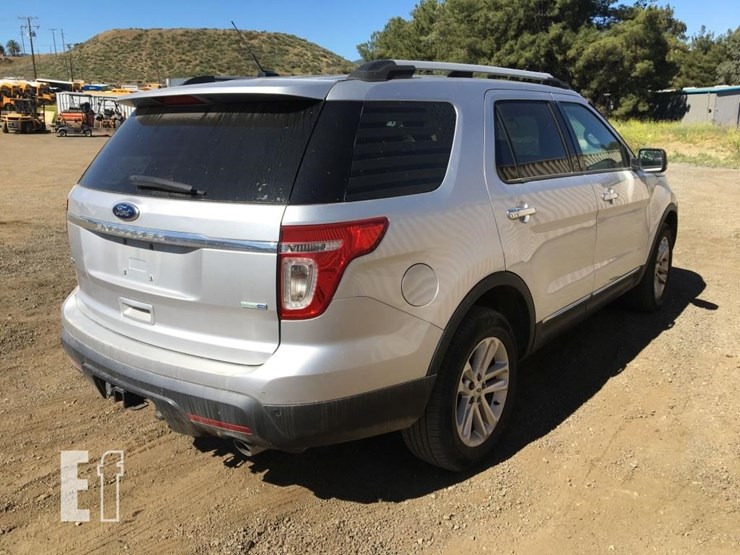 2013-ford-explorer-xlt-image-3