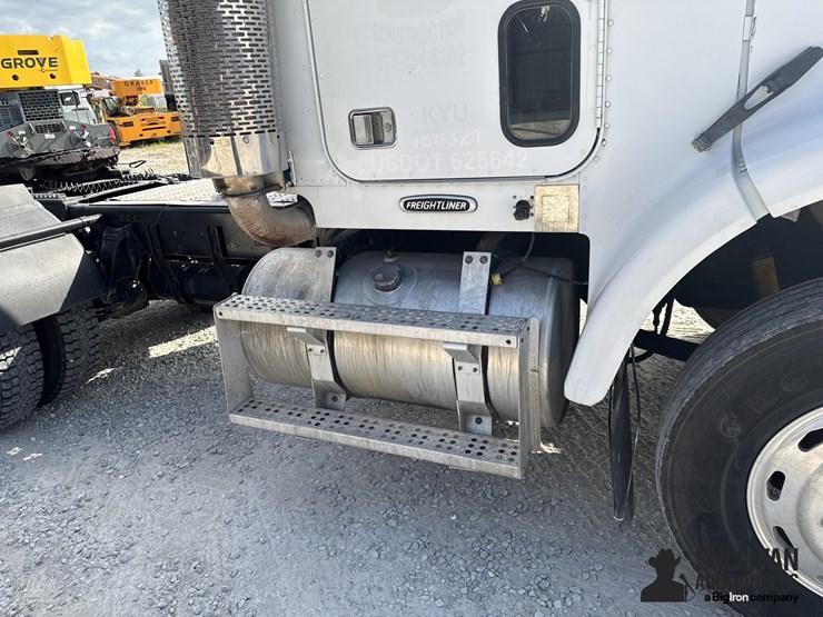 2000-freightliner-fld120-image-11