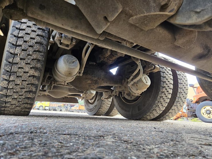 2015-mack-granite-gu813-image-56