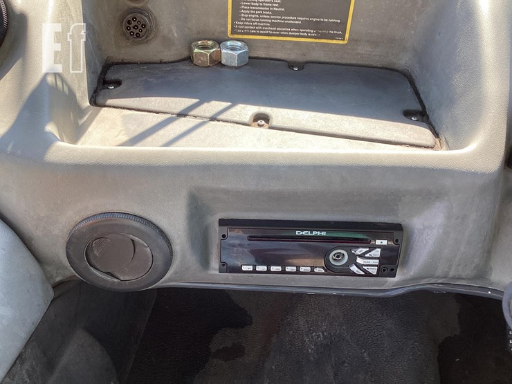 2015-deere-250d-ii-image-13