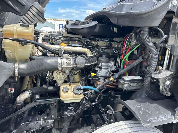 2014-freightliner-cascadia-125-image-8