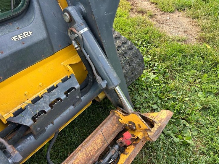 2012-deere-333d-image-15