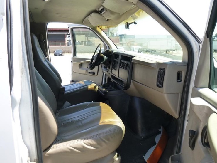 2003-chevrolet-express-2500-image-9