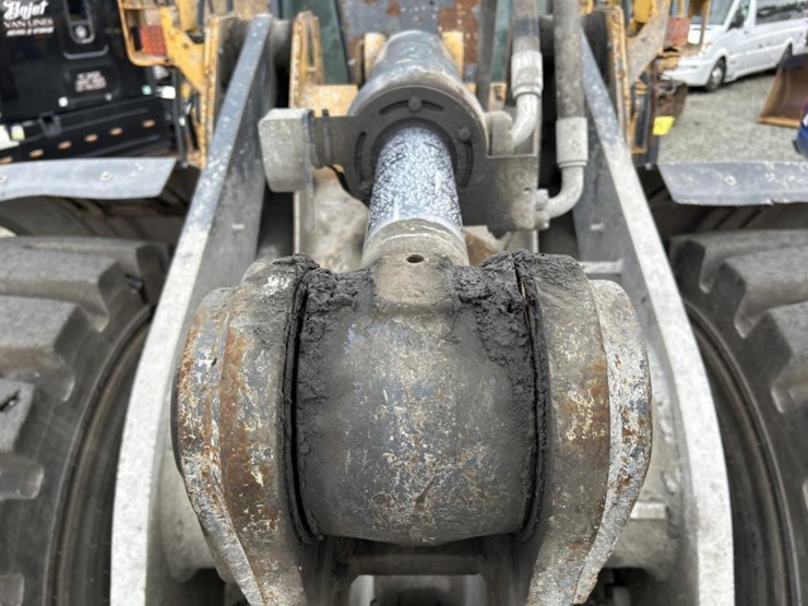 2014-deere-824k-image-18