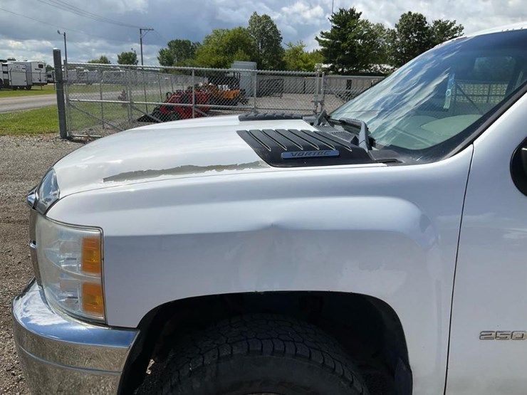 2013-chevrolet-silverado-2500-image-13