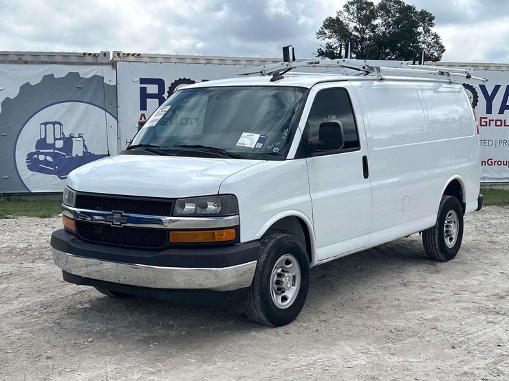 2021-chevrolet-express-2500-image-1