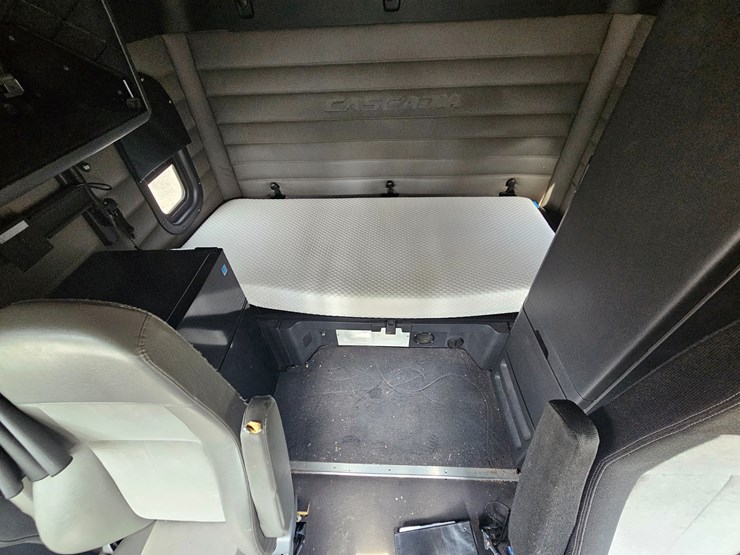 2018-freightliner-cascadia-126-image-68