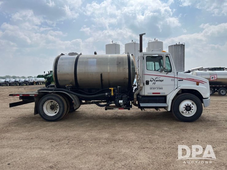 2000-freightliner-fl70-image-7