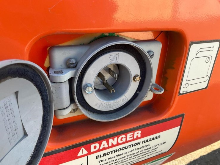 2010-jlg-m600jp-image-27