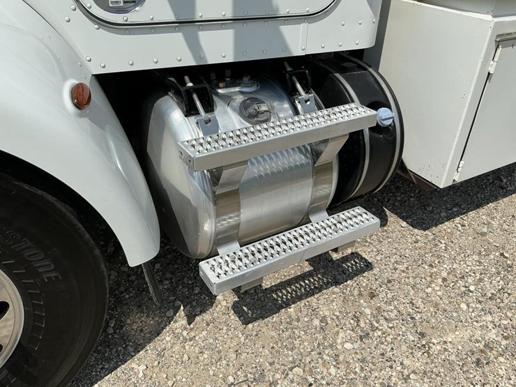 2020-peterbilt-337-image-44