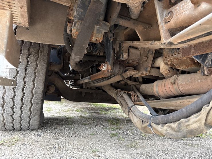2004-peterbilt-320-image-45